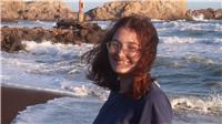 Estudiante de grado superior imparte clases particulares a niños de preescolar