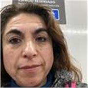 El profesor de Inglés imparte concomientos a ninos de todas las edades