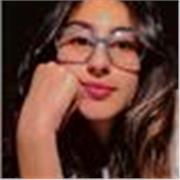 Estudiante que busca ayudar a otros estudiantes más pequeños