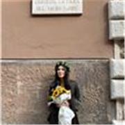 Offro lezioni di inglese per tutti i livelli. Ho conseguito una laurea in lingue e più esperienze all’estero. 