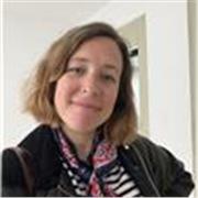 Profesora con las de nueve años de experiencia en la enseñanza de inglés desde primaria hasta adultos. 