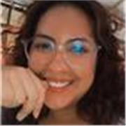 Profesora de español participe con niños de todas las edades