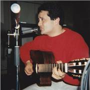 Ex chitarrista, cantante impartisce lezioni di chitarra elettrica ed acustica online o in presenza