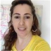 Profesora titulada en Licenciatura en Artes Visuales, maestranda en Historia del arte moderno y contemporáneo. Dieciocho años de experiencia en docencia universitaria en distintas materias vinculadas al arte y el diseño. Experiencia en investigación. Prác