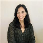 Profesora de inglés imparte clases a niños entre 2-12 años