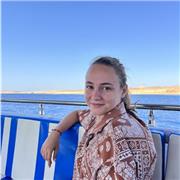 Graduada en economía por la UAM, imparto clases de matemáticas y economía a alumnos de ESO y bachillerato