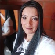 Profesora creativa y dinámica imparte clases a niños de preescolar