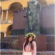 studentessa impartisce lezioni private di matematica