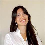 Graduada en Bioquímica imparte clases a estudiantes de universidad