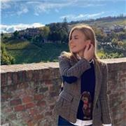 Studentessa di Giurisprudenza, diploma di maturità scientifica, livello C1 di inglese