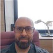 Profesor de biología apto para todos los niveles, capaz de crear dinámicas de estudio amenas