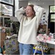 I provide online or in-person lessons in drawing and sculpture, to all ages.