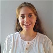 Étudiante donne soutien scolaire à élève de primaire ou collège pour le français