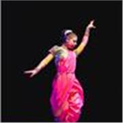 Danzarina de danzas de India da clases de Bollywood semi clásico