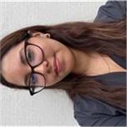 Profesora de biología imparte clases a niños y adolescentes de todas las edades