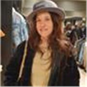 Laureata in lettere impartisce lezioni di italiano e materie umanistiche (anche corsi di scrittura)