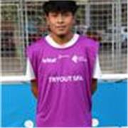 Jugador de fútbol y entrenador de fútbol para niños y listo para enseñar a los demás