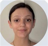 Profesora de inglés imparte clases a niños de todas las edades