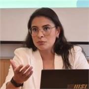 Profesora de administración de empresas, doctora con experiencia internacional, ofrece clases online 