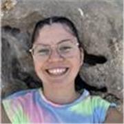 Profesora de español apta para enseñar a adultos y pequeños.