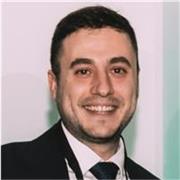 Profesor con experiencia en empresas y dirección de equipos, acostumbrado a formar personas adultas y niños. 