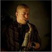 Kubański saksofonista uczący jazzu, improwizacji i muzycznej ekspresji.
