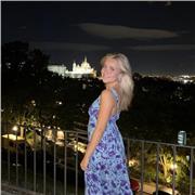 Profesora de inglés imparte clase a niños