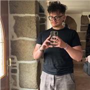 Prof en ligne donne des cours en distanciel de soutien scolaire et d’aide aux devoirs en histoire