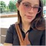 Profesora de inglés apta y empatía para dar clases.