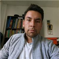 Profesor imparte clases a estudiantes de programación en arduino y sistemas microprocesados