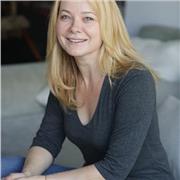 Professeur particulier donne des cours de la langue russe aux adultes