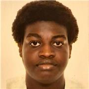 Étudiant qui donne des cours particuliers de mathématiques aux élèves de collèges et lycées