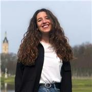 Profesora de apoyo escolar de inglés, español y catalán, titulada en lingüística y en traducción, con experiencia