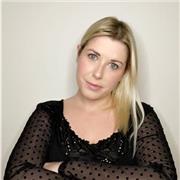 Ciao, sono Serena, cantante e attrice professionista, docente, con oltre 15 anni di esperienza nel settore televisivo e teatrale.