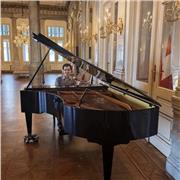 Piano Lessons in English with Conservatory Student – International Competition Prizewinner
