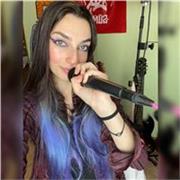 Laureata in canto pop-rock al Conservatorio di Milano. Offro lezioni di canto con passione ed entusiasmo, per aiutarti a scoprire e valorizzare la tua voce al meglio!