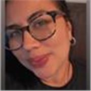 Docente afectuosa que guía aprendizajes con juego y cariño.