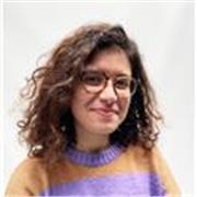 Designer e futura educatrice impartisce lezioni a ragazzi