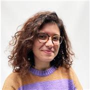 Designer e futura educatrice impartisce lezioni a ragazzi