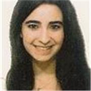 Profesora de inglés imparte clases a niños de todas las edades
