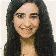 Profesora de inglés imparte clases a niños de todas las edades
