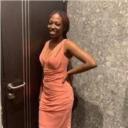 Professeur particulière donne cours de soutien scolaire aux étudiants