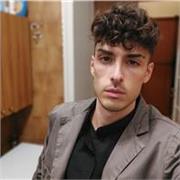 Studente formatosi al liceo artistico, specializzato in ragazzi con DSA in materie come italiano e grammatica italiana