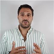 Profesor que imparte clases a niños y adultos de todas las edades