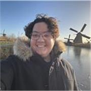 Profesor cercano y divertido, que hace las clases dinámicas, para adultos extranjeros motivados que quieren aprender y disfrutar.