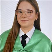 Estudiante de universidad en educación imparte clases a niños y niñas desde infantil hasta primaria