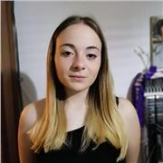 Studentessa impartisce lezione di italiano