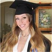 Laureata in Giurisprudenza con votazione 110\110 presso l'Università di Catania e insegnante di diritto ed economia presso istituti di Scuola secondaria di II grado, impartisce lezioni di diritto