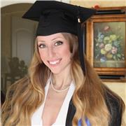 Laureata in Giurisprudenza con votazione 110\110 presso l'Università di Catania e insegnante di diritto ed economia presso istituti di Scuola secondaria di II grado, impartisce lezioni di diritto