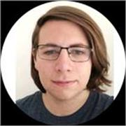 laureando offre lezioni a studenti delle scuole medie